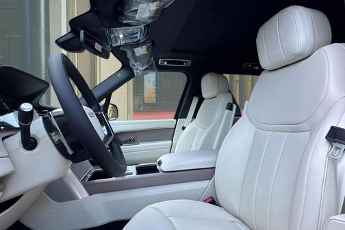 British Racing Green in Gloss 2026 Land Rover Range Rover P400 SE