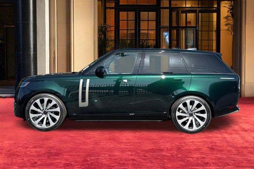 British Racing Green in Gloss 2026 Land Rover Range Rover P400 SE