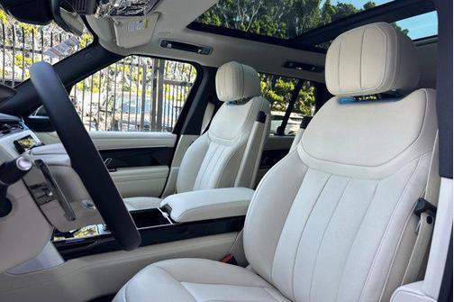 Constellation Blue in Gloss fi 2026 Land Rover Range Rover P530 SE