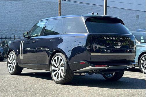 Constellation Blue in Gloss fi 2026 Land Rover Range Rover P530 SE