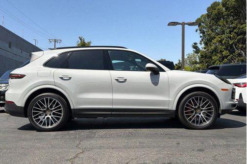 Chalk 2023 Porsche Cayenne Platinum Edition