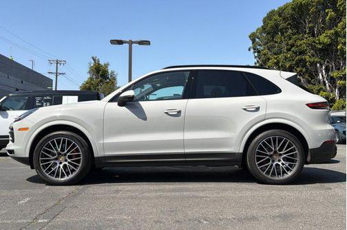 Chalk 2023 Porsche Cayenne Platinum Edition