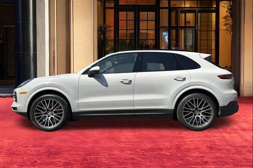 Chalk 2023 Porsche Cayenne Platinum Edition