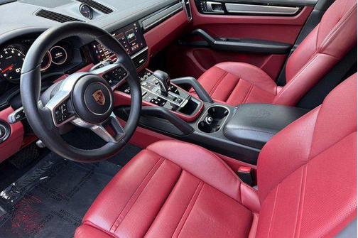 Chalk 2023 Porsche Cayenne Platinum Edition