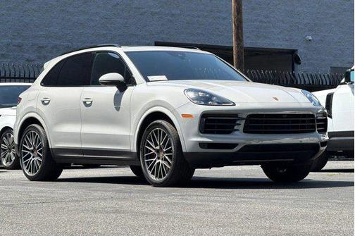 Chalk 2023 Porsche Cayenne Platinum Edition