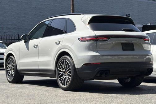Chalk 2023 Porsche Cayenne Platinum Edition