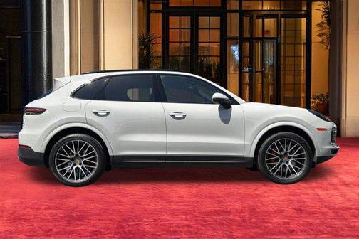 Chalk 2023 Porsche Cayenne Platinum Edition