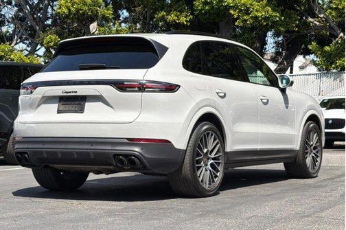 Chalk 2023 Porsche Cayenne Platinum Edition
