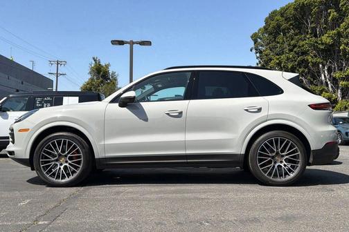 Chalk 2023 Porsche Cayenne Platinum Edition