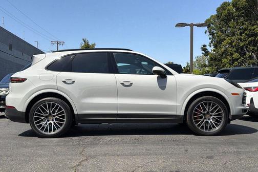 Chalk 2023 Porsche Cayenne Platinum Edition