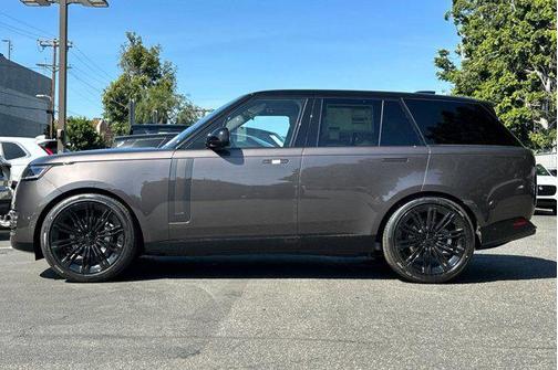 Charente Grey Premium Metallic 2026 Land Rover Range Rover P400 SE