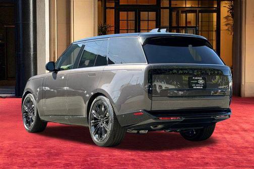 Charente Grey Premium Metallic 2026 Land Rover Range Rover P400 SE