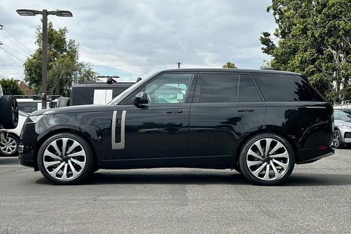 Santorini Black 2026 Land Rover Range Rover P400 SE
