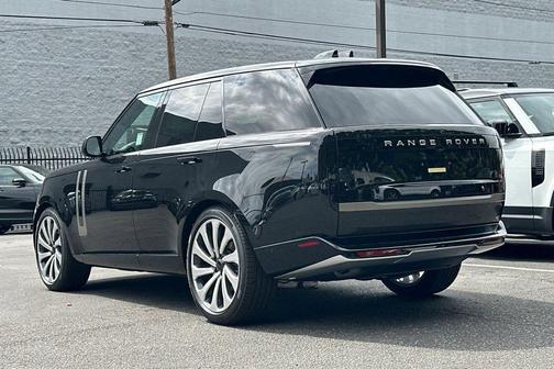 Santorini Black 2026 Land Rover Range Rover P400 SE