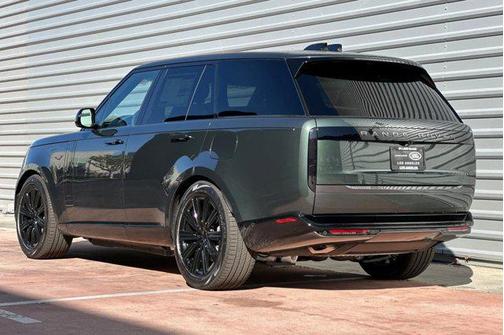 Belgravia Green Metallic 2026 Land Rover Range Rover P550e SE