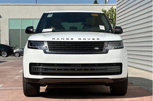 Fuji White 2026 Land Rover Range Rover P550e SE