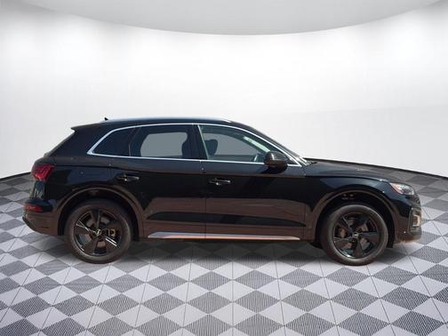 Mythos Black Metallic 2022 Audi Q5 40 Premium Plus