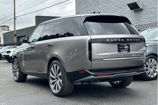 Flux Silver in Gloss finish 2026 Land Rover Range Rover P530 SE