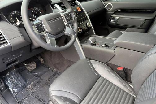 Fuji White 2025 Land Rover Discovery P300 S