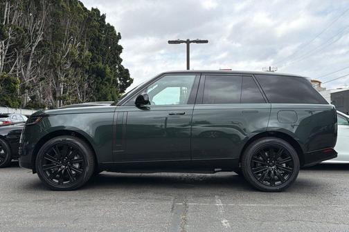 Belgravia Green Metallic 2026 Land Rover Range Rover P550e SE