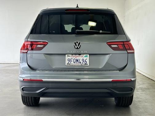 Platinum Gray Metallic 2023 Volkswagen Tiguan 2.0T SE