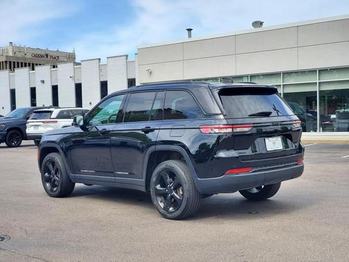 Diamond Black Crystal Pearlcoat 2023 Jeep Grand Cherokee Altitude