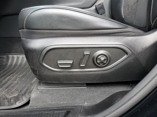 Diamond Black Crystal Pearlcoat 2023 Jeep Grand Cherokee Altitude