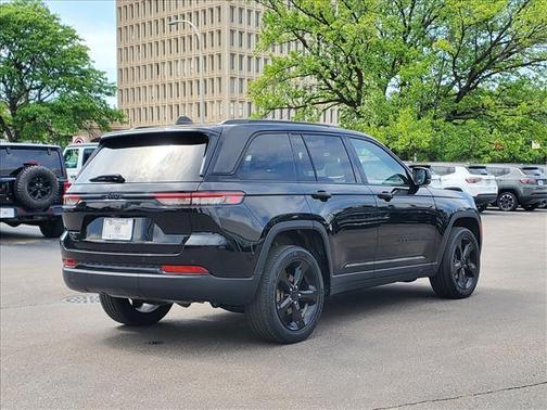 Diamond Black Crystal Pearlcoat 2023 Jeep Grand Cherokee Altitude