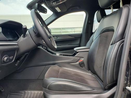 Diamond Black Crystal Pearlcoat 2023 Jeep Grand Cherokee Altitude