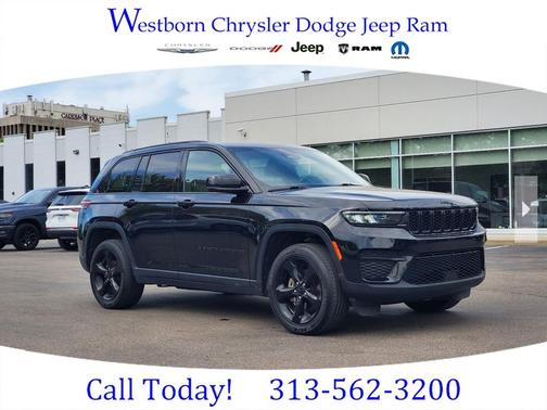 Diamond Black Crystal Pearlcoat 2023 Jeep Grand Cherokee Altitude