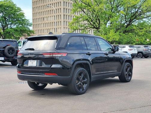 Diamond Black Crystal Pearlcoat 2023 Jeep Grand Cherokee Altitude