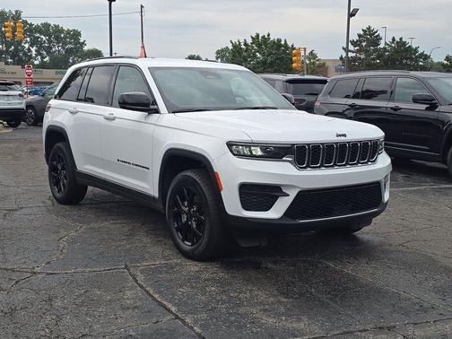 Bright White Clea 2025 Jeep Grand Cherokee Altitude