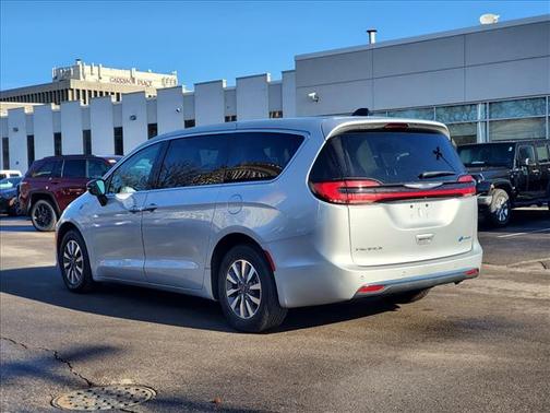 2024 Chrysler Pacifica Hybrid Select