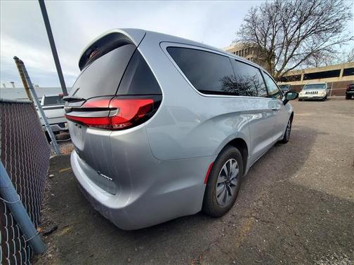 2024 Chrysler Pacifica Hybrid Select