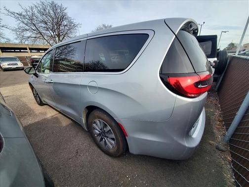 2024 Chrysler Pacifica Hybrid Select