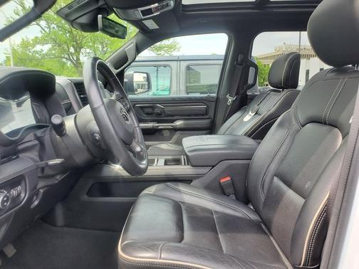 Bright White Clearcoat 2024 RAM 1500 Limited