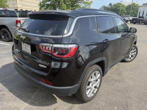 Diamond Black Crystal Pearlcoat 2022 Jeep Compass Latitude Lux