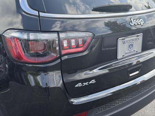 Diamond Black Crystal Pearlcoat 2022 Jeep Compass Latitude Lux