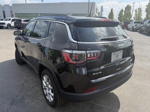 Diamond Black Crystal Pearlcoat 2022 Jeep Compass Latitude Lux