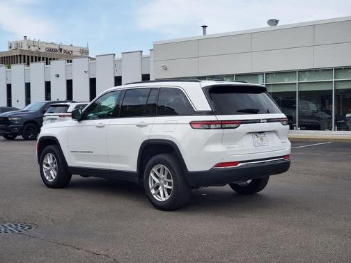 Bright White Clearcoat 2024 Jeep Grand Cherokee Laredo