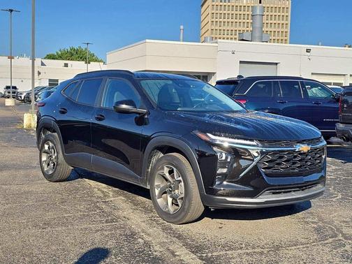 Mosaic Black Metallic 2024 Chevrolet Trax LT