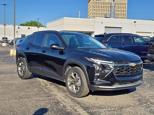Mosaic Black Metallic 2024 Chevrolet Trax LT