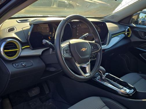 Mosaic Black Metallic 2024 Chevrolet Trax LT