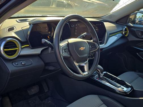 Mosaic Black Metallic 2024 Chevrolet Trax LT