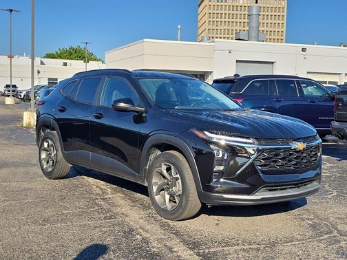 Mosaic Black Metallic 2024 Chevrolet Trax LT