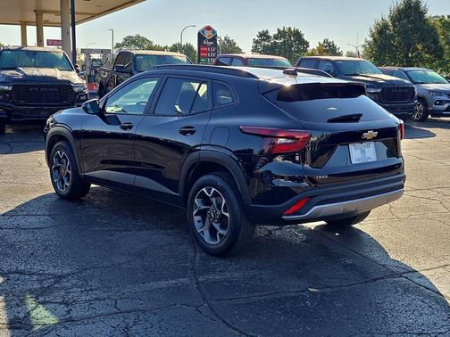 Mosaic Black Metallic 2024 Chevrolet Trax LT
