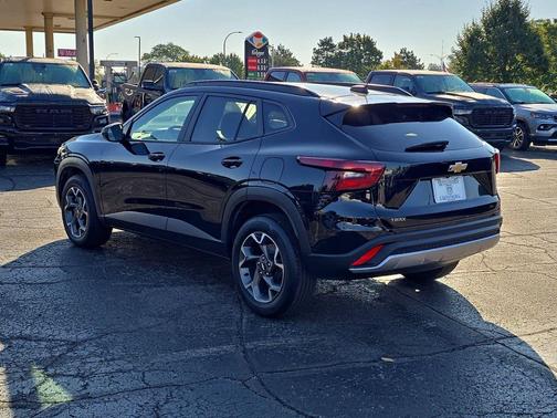 Mosaic Black Metallic 2024 Chevrolet Trax LT