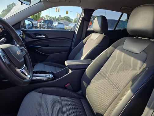 Mosaic Black Metallic 2024 Chevrolet Trax LT