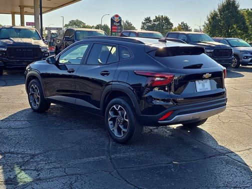 Mosaic Black Metallic 2024 Chevrolet Trax LT