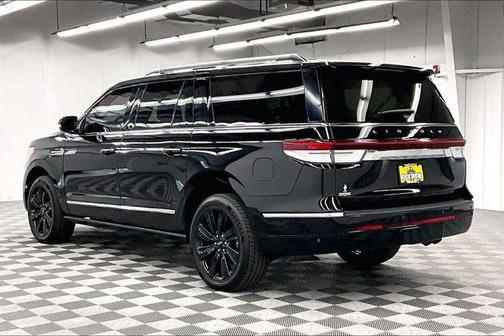 Infinite Black Metallic Clearcoat 2024 Lincoln Navigator Reserve